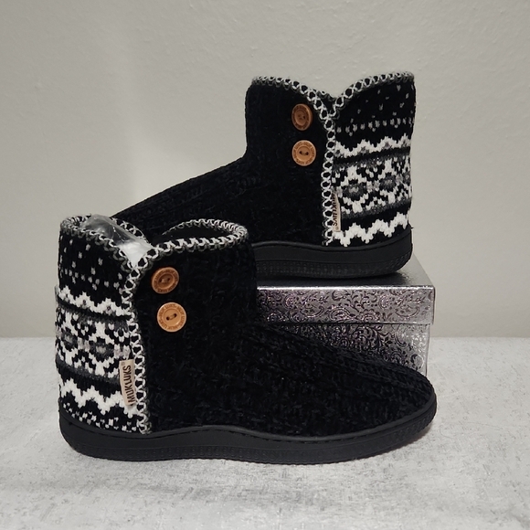 MUK LUKS Size 9-10 BLACK AND WHITE  KNIT BOOTIE SLIPPERS - Picture 1 of 9